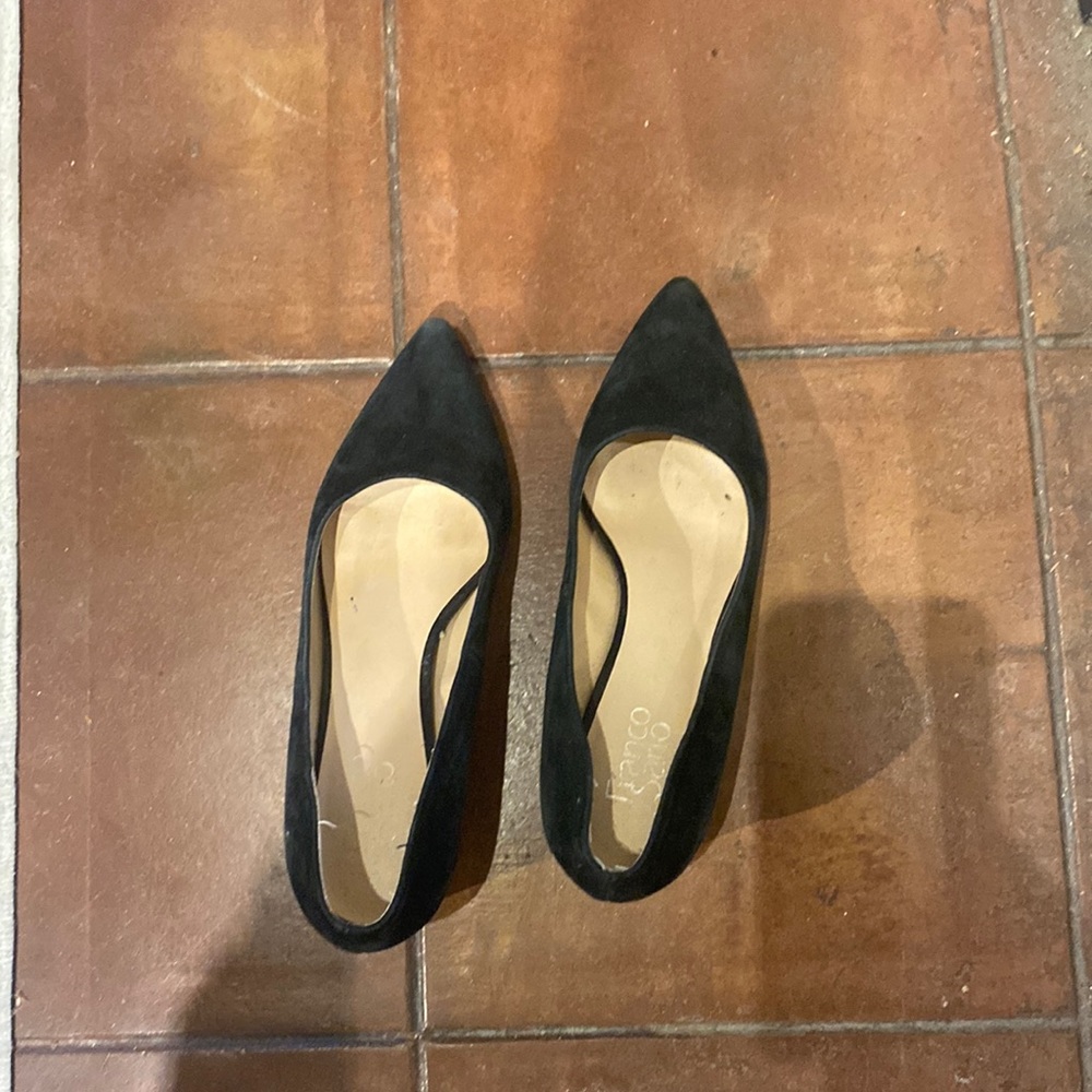 Black suede pointed-toe pumps